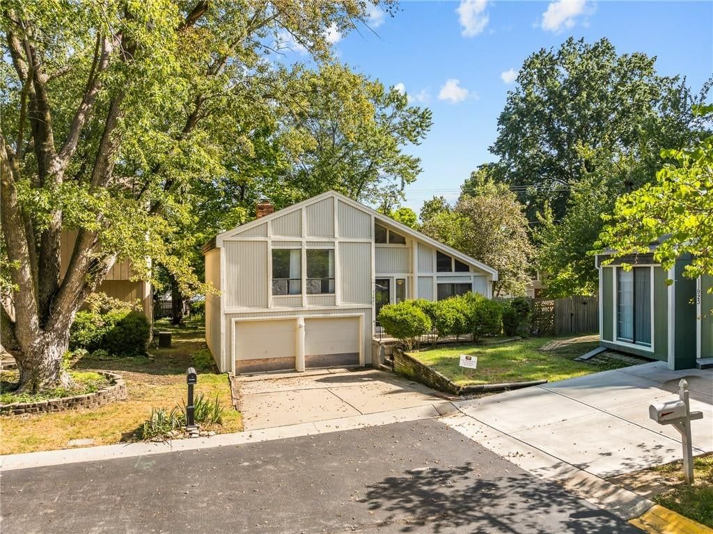 11921 W 66th Terrace, Shawnee, KS: listing photo 2