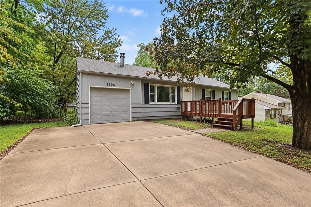 8605 Spring Valley Road, Raytown, MO: listing photo 2
