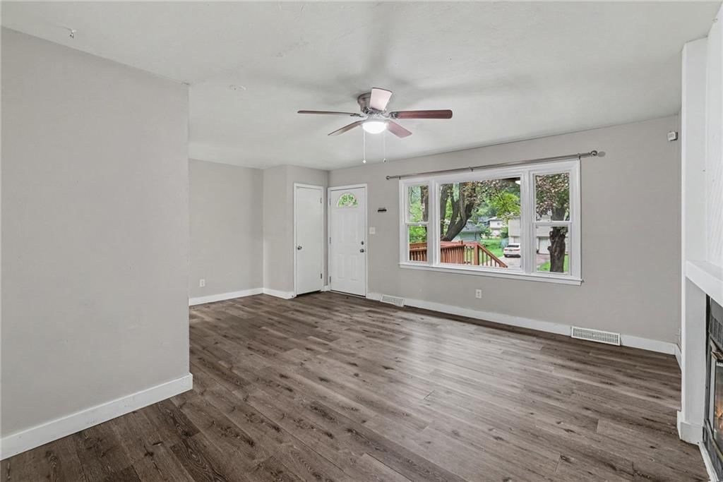 8605 Spring Valley Road, Raytown, MO: listing photo 3