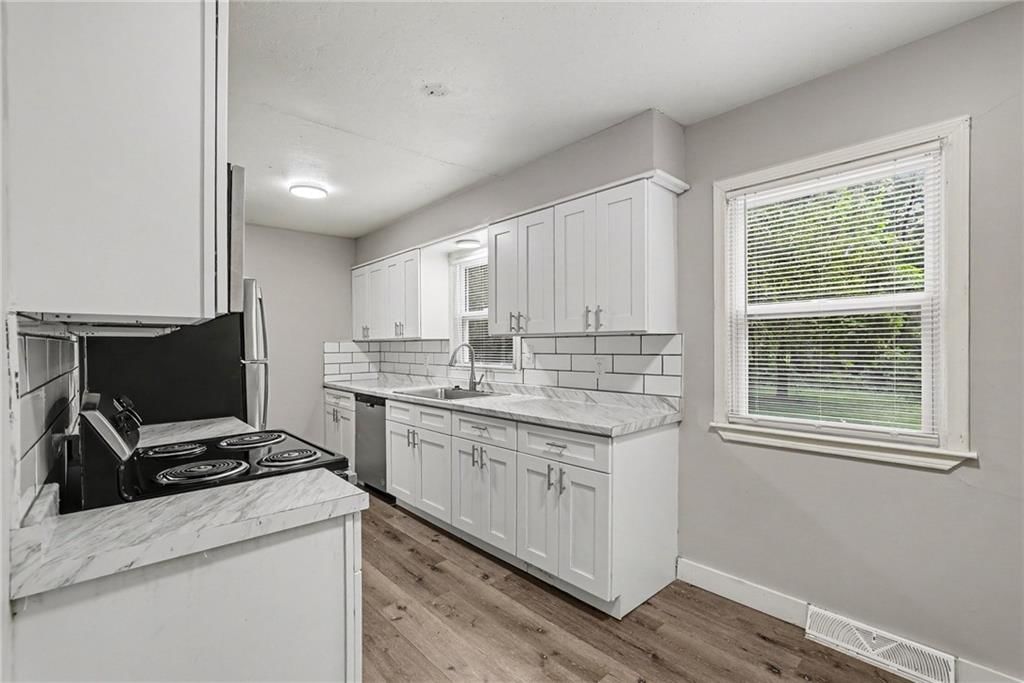 Photo 6 of 21 - 8605 Spring Valley Road, Raytown, MO 64138