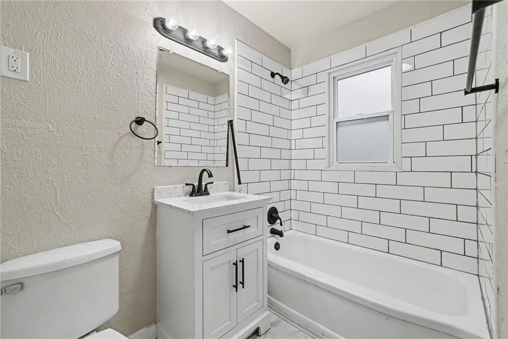 Photo 12 of 21 - 8605 Spring Valley Road, Raytown, MO 64138
