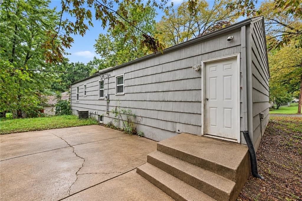 Photo 15 of 21 - 8605 Spring Valley Road, Raytown, MO 64138