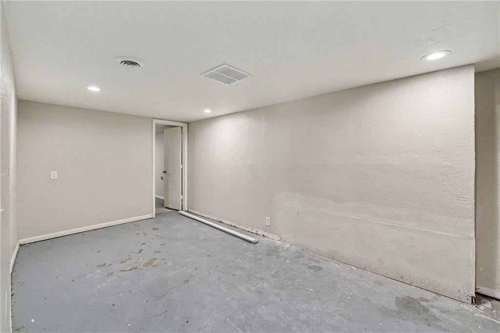 Photo 20 of 21 - 8605 Spring Valley Road, Raytown, MO 64138