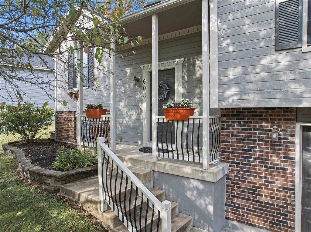 608 SE Pendleton Drive, Lee's Summit, MO: listing photo 2