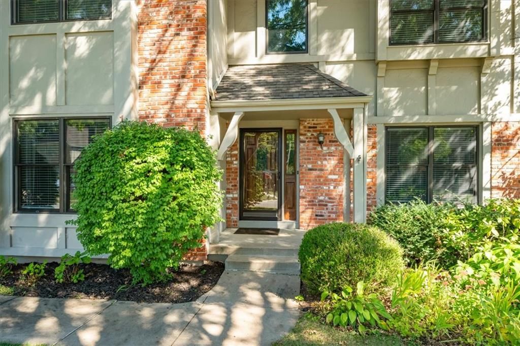 12917 Sherwood Street, Leawood, KS: listing photo 2