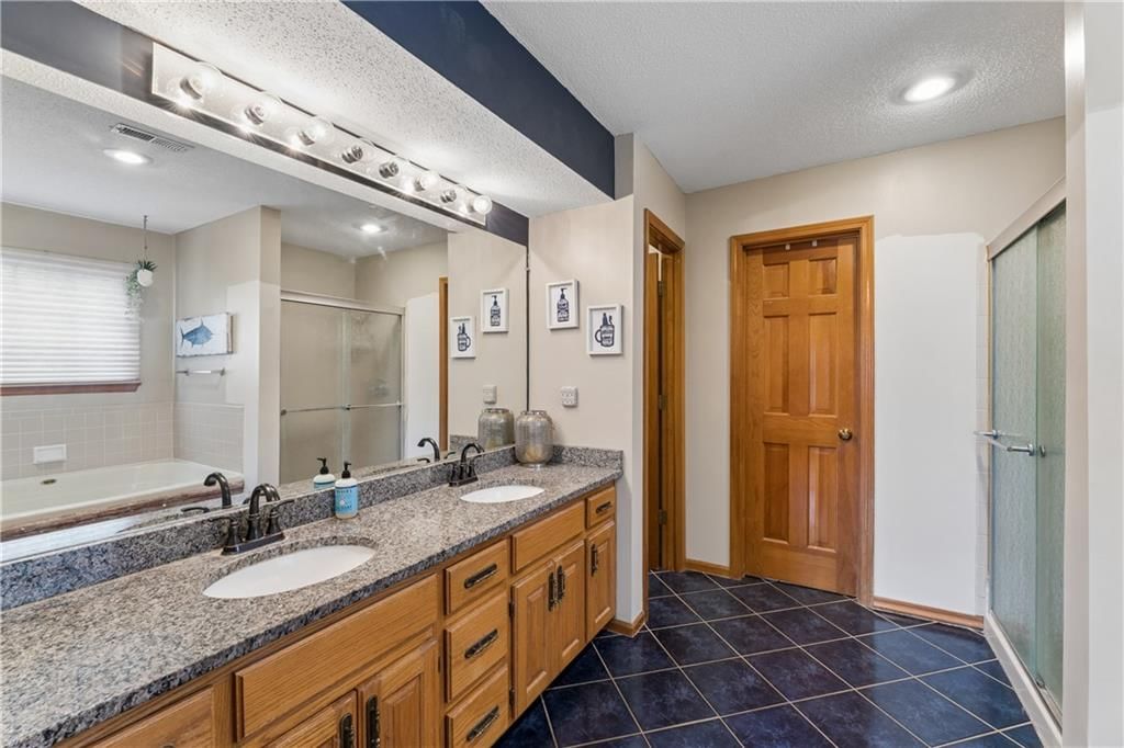 2708 N 101st Terrace — photo 33