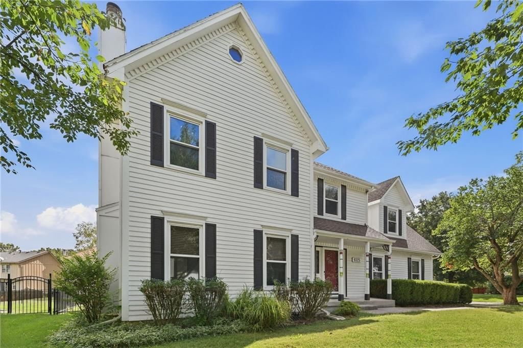 8325 Twilight Lane, Lenexa, KS: listing photo 2