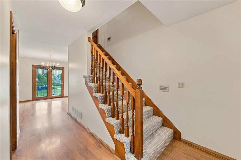 8325 Twilight Lane, Lenexa, KS: listing photo 3
