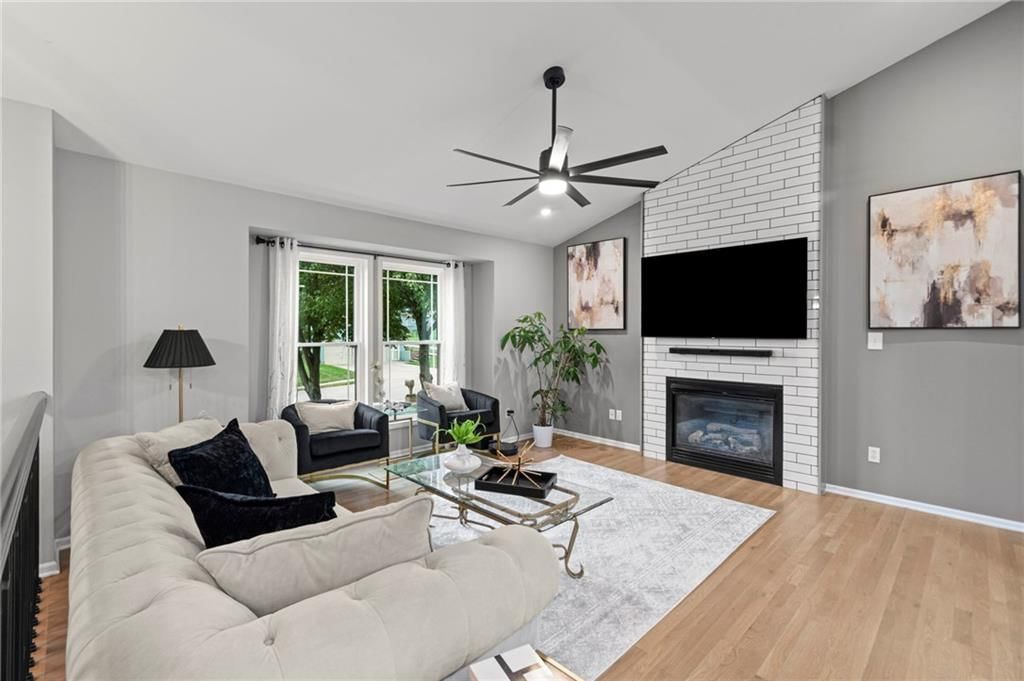 405 SE Saratoga Drive, Blue Springs, MO: listing photo 2