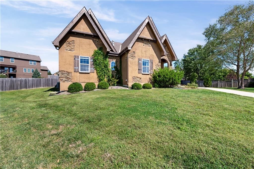 1302 Aberdeen Circle, Raymore, MO: listing photo 2