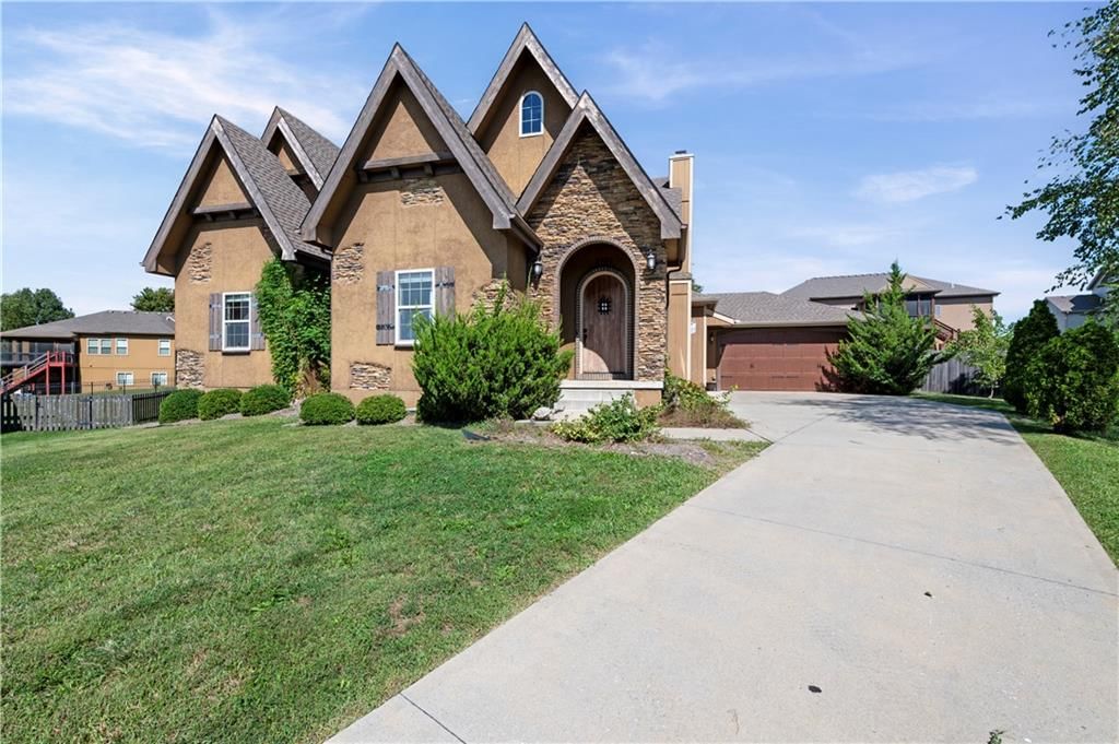 1302 Aberdeen Circle, Raymore, MO