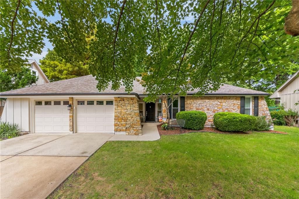 1104 NE Oak Tree Drive, Lee's Summit, MO