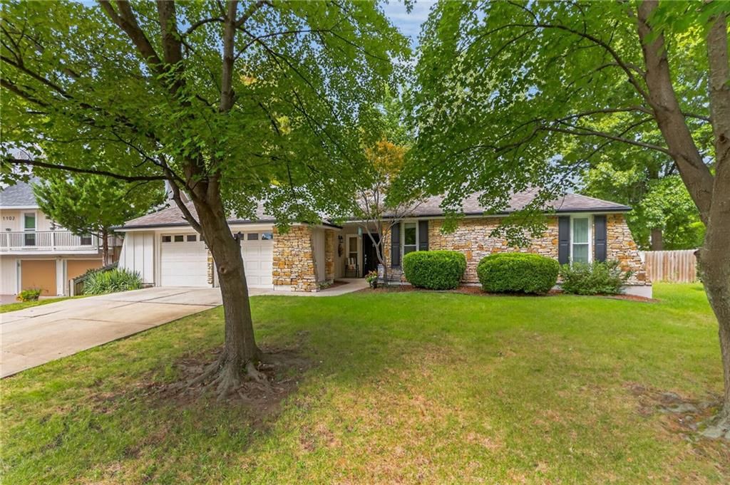 1104 NE Oak Tree Drive, Lee's Summit, MO: listing photo 2