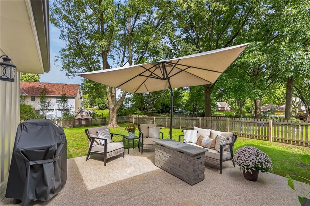 1104 NE Oak Tree Drive, Lee's Summit, MO: listing photo 3