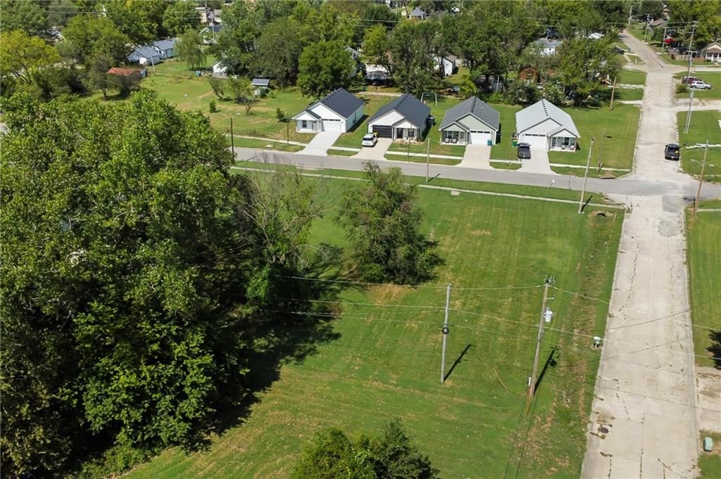 905 Chestnut Street, Osawatomie, KS: listing photo 2