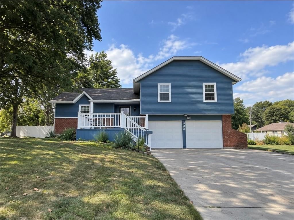 300 Hawthorne Court — photo 1