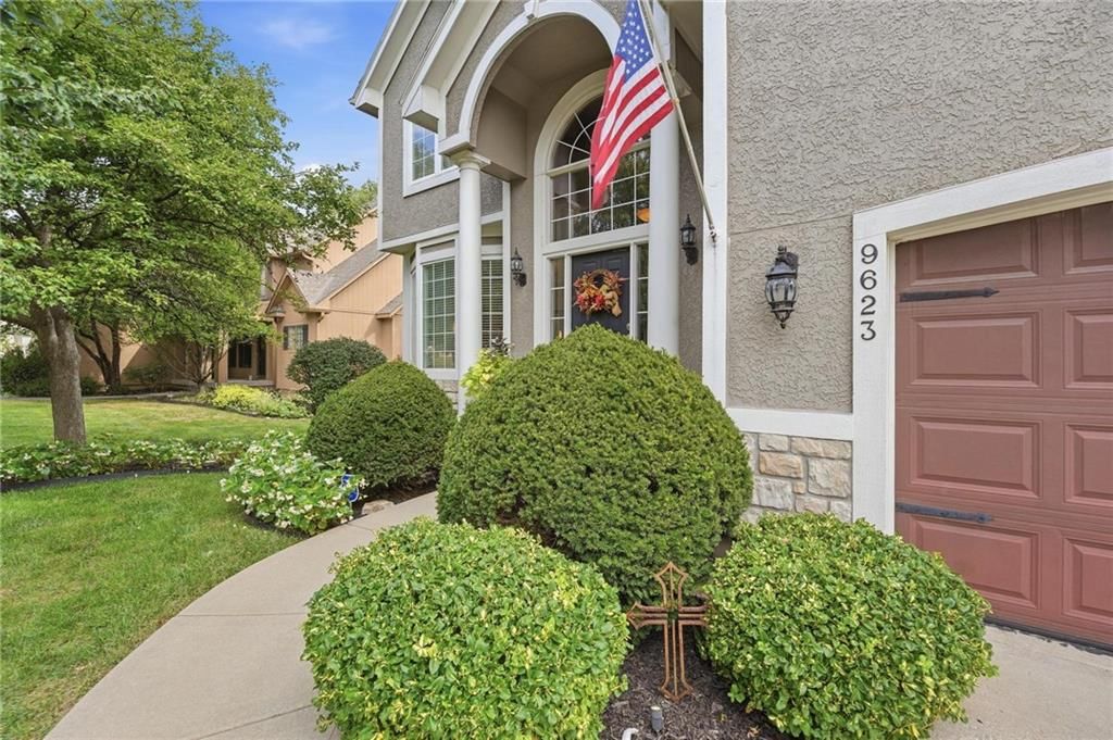 9623 Falcon Valley Dr, Lenexa, KS: listing photo 3