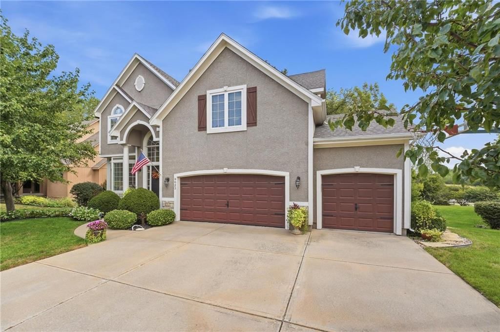 9623 Falcon Valley Dr, Lenexa, KS: listing photo 2