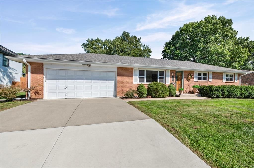 705 Quincy Boulevard, Smithville, MO: listing photo 2