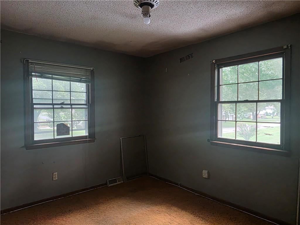 207 E 10th Street — photo 18