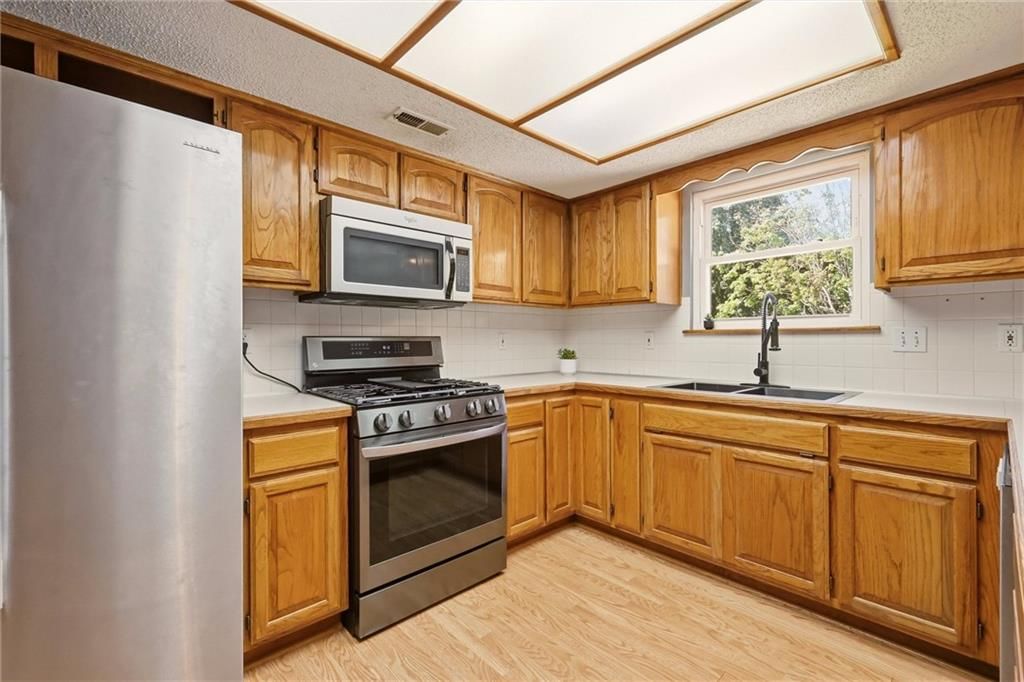 408 Huntington Court — photo 11