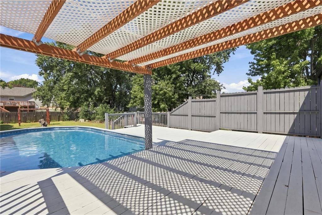 408 Huntington Court — photo 14