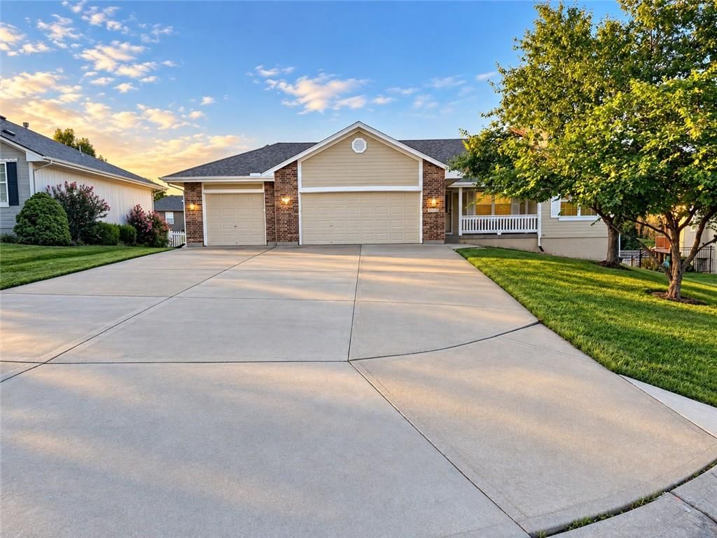 1715 Overbrook Lane, Raymore, MO: listing photo 2