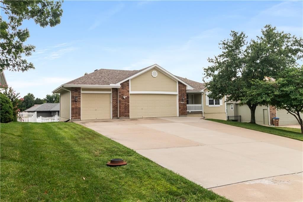 1715 Overbrook Lane, Raymore, MO: listing photo 3