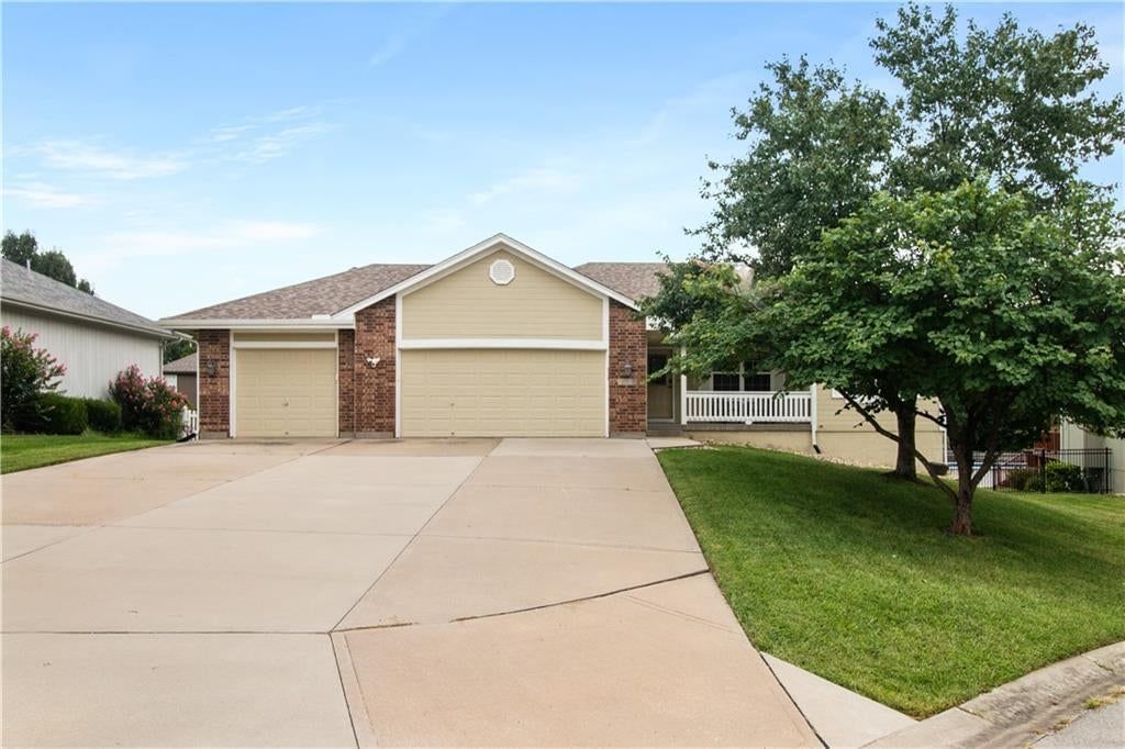 Photo 4 of 31 - 1715 Overbrook Lane, Raymore, MO 64083