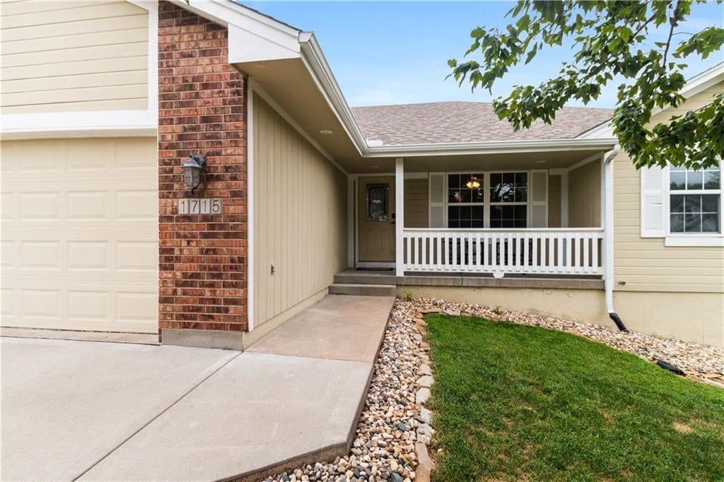 Photo 5 of 31 - 1715 Overbrook Lane, Raymore, MO 64083