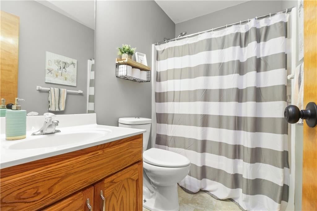 Photo 12 of 31 - 1715 Overbrook Lane, Raymore, MO 64083