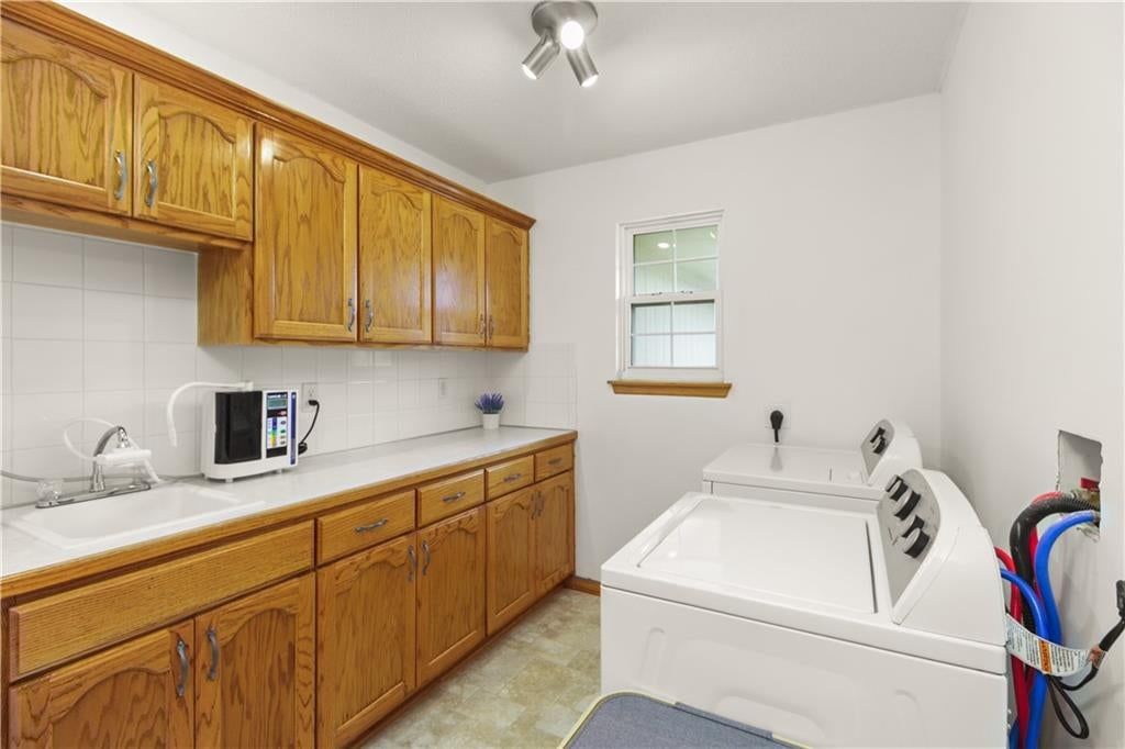 Photo 13 of 31 - 1715 Overbrook Lane, Raymore, MO 64083