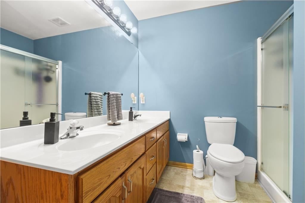 Photo 18 of 31 - 1715 Overbrook Lane, Raymore, MO 64083