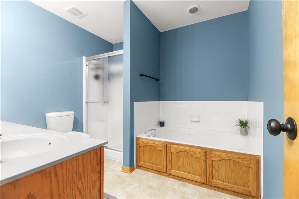 Photo 19 of 31 - 1715 Overbrook Lane, Raymore, MO 64083