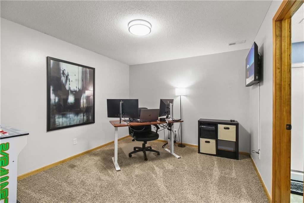 Photo 20 of 31 - 1715 Overbrook Lane, Raymore, MO 64083