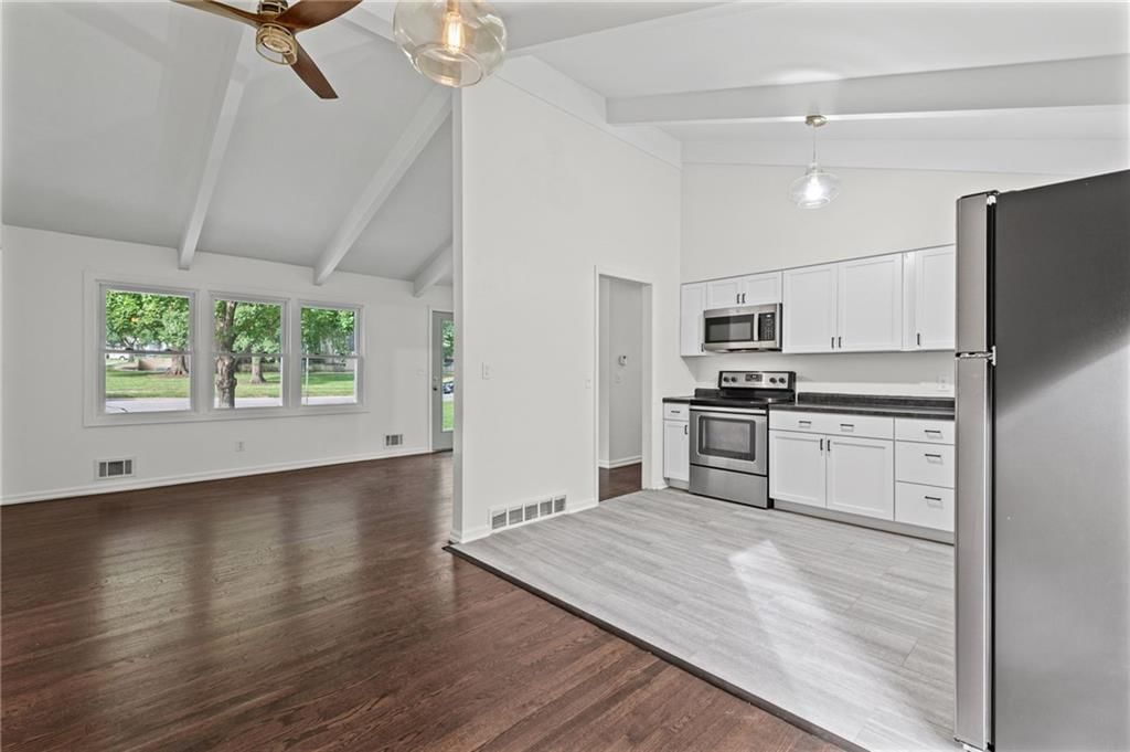221 Wilshire Boulevard — photo 10