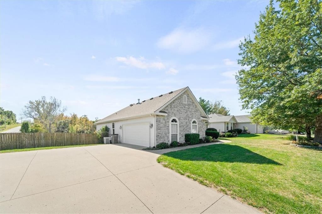 15605 Meadow Court, Platte City, MO: listing photo 3