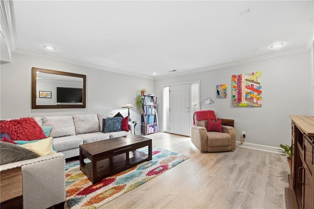 506 W 10th Street — photo 5