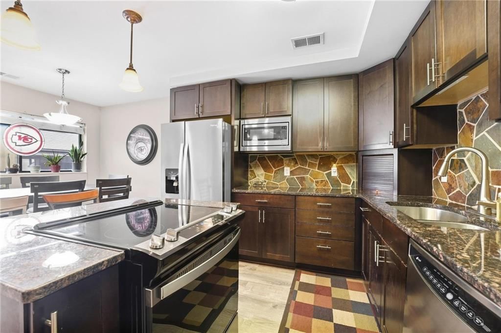 506 W 10th Street — photo 8