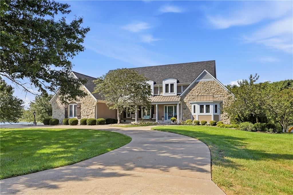 15592 S Greenwood Street, Olathe, KS: listing photo 3