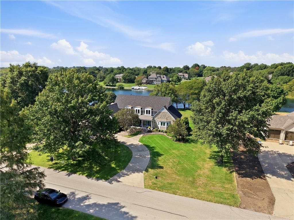 Circular driveway at 15592 S Greenwood Street, Olathe, KS 66062