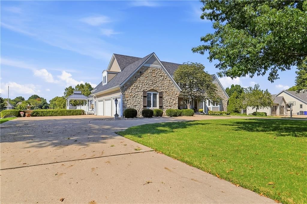 Photo 14 of 51 - 15592 S Greenwood Street, Olathe, KS 66062