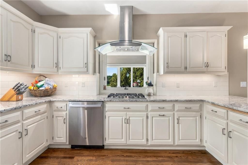 Photo 24 of 51 - 15592 S Greenwood Street, Olathe, KS 66062