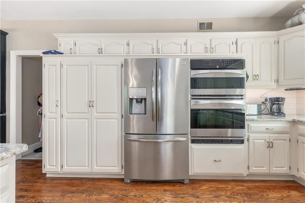 Double oven at 15592 S Greenwood Street, Olathe, KS 66062