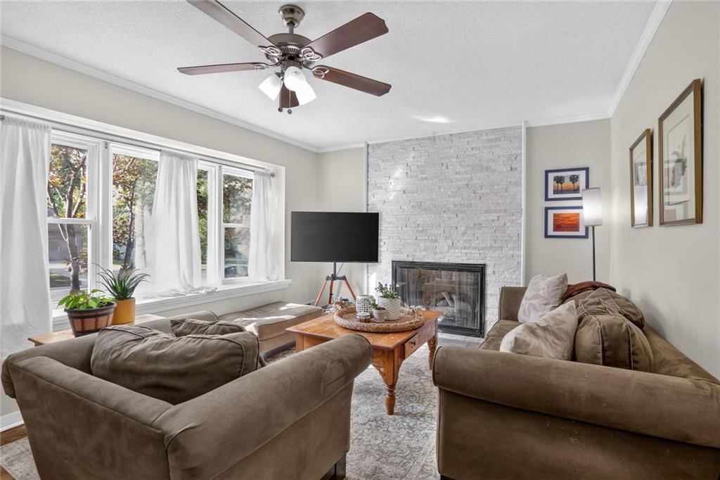 8317 Beverly Drive, Overland Park, KS: listing photo 2