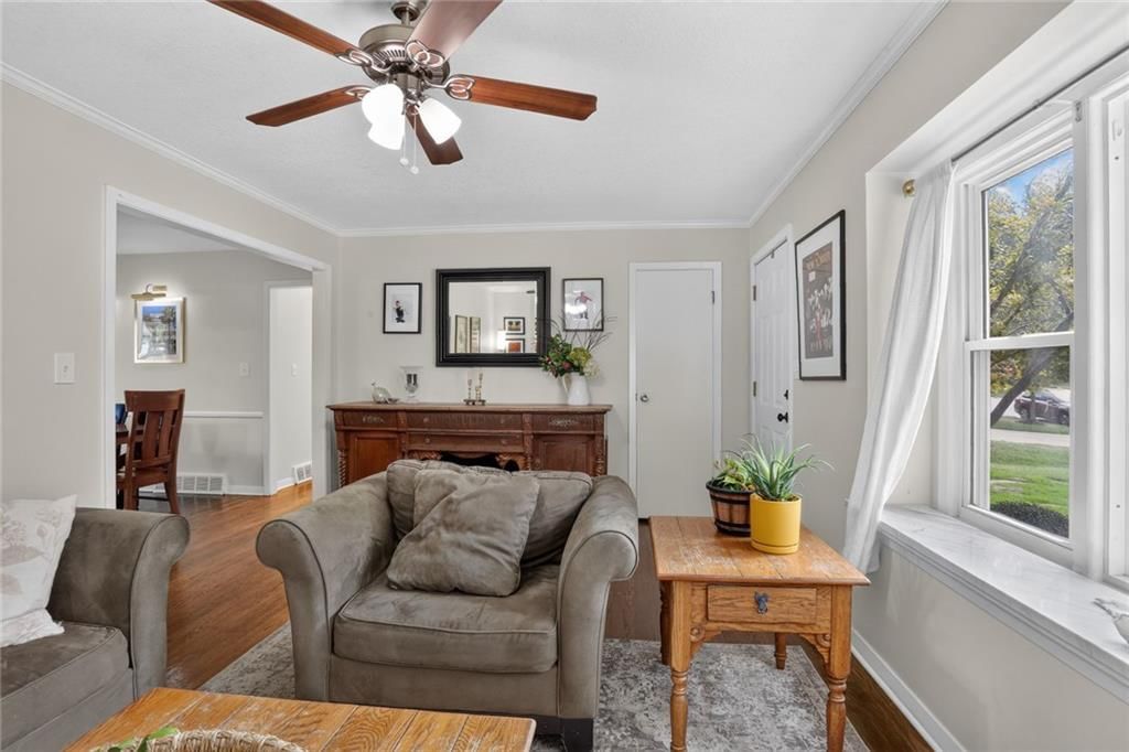 8317 Beverly Drive, Overland Park, KS: listing photo 3