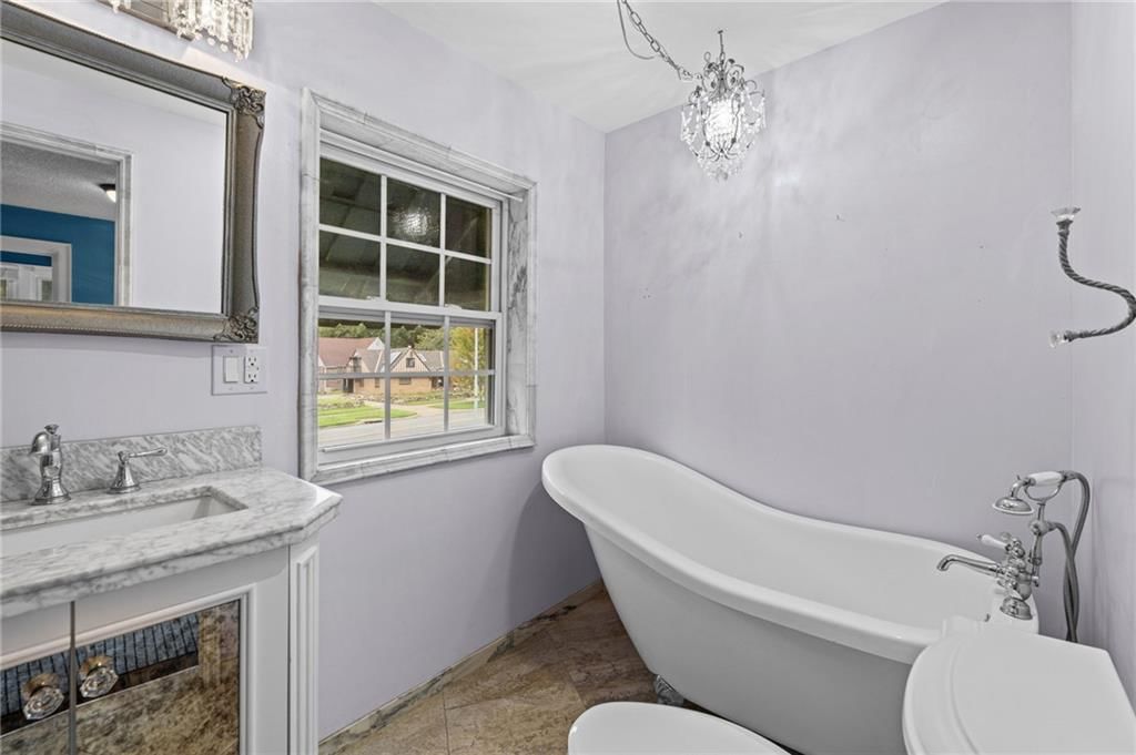429 N Van Brunt Boulevard — photo 24