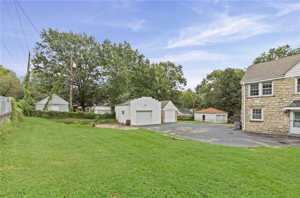 429 N Van Brunt Boulevard — photo 33