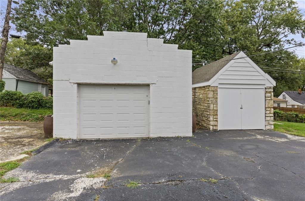 429 N Van Brunt Boulevard — photo 35