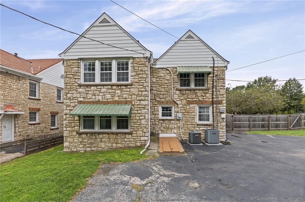 429 N Van Brunt Boulevard — photo 36